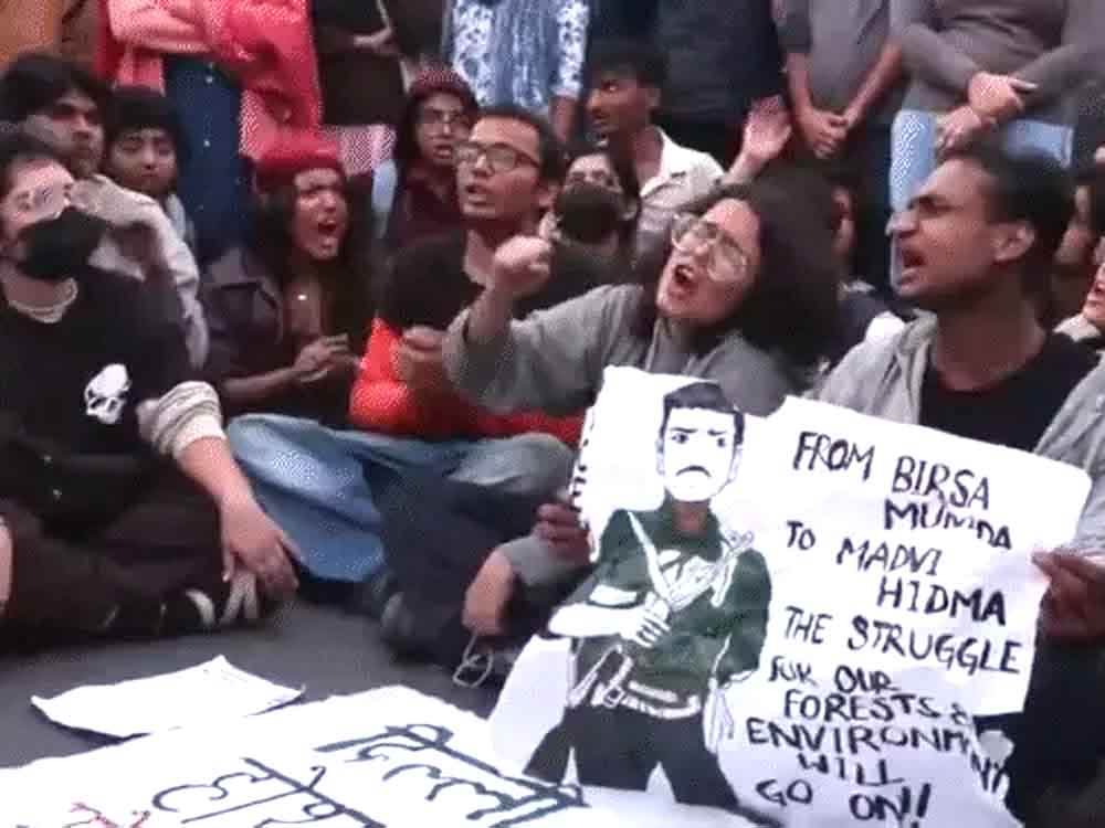 इंडिया गेट पर नक्सली हिड़मा के पोस्टर लहराए गए Naxalite Hidma's posters were waved at India Gate.