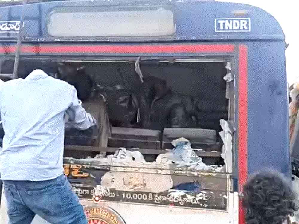 तेलंगाना के रंगारेड्डी में बस-डंपर की टक्कर, 19 की मौत 19 killed in bus-dumper collision in Telangana's Rangareddy
