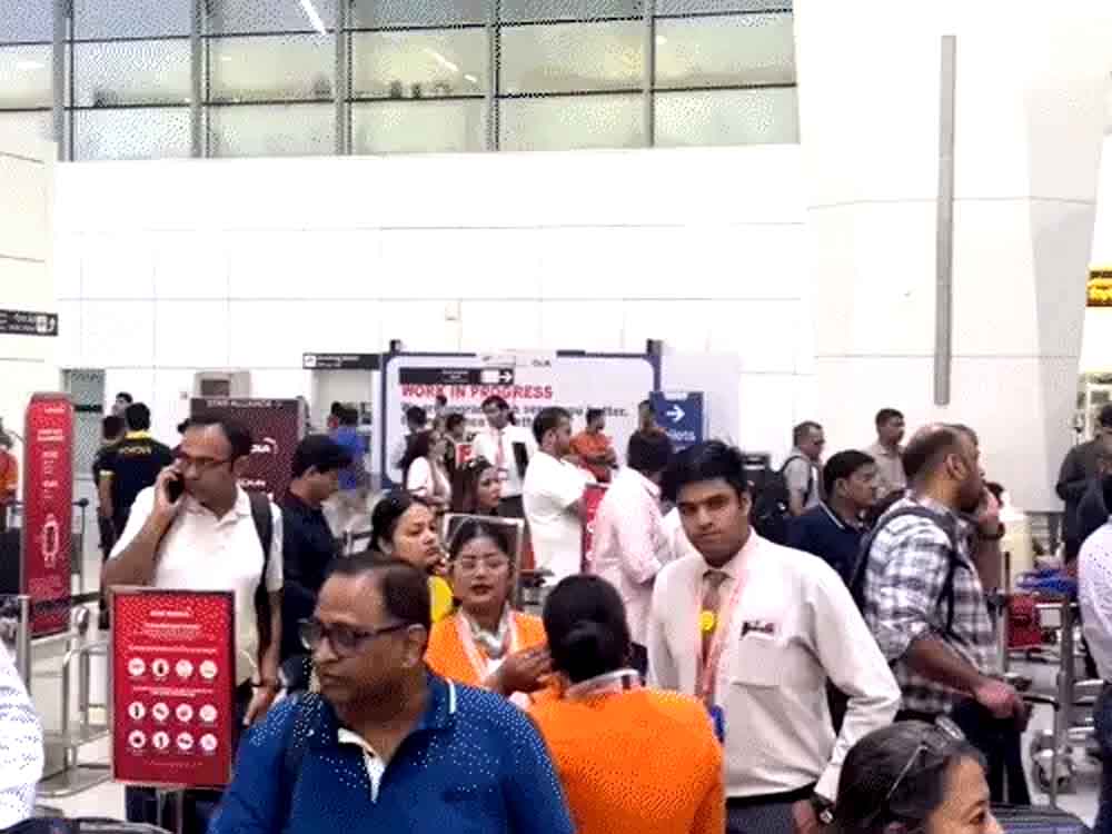 दिल्ली एयरपोर्ट पर फ्लाइट के GPS से छेड़छाड़:पायलट को रनवे पर खेत दिखे थे Flight GPS tampered with at Delhi airport: Pilot saw fields on runway