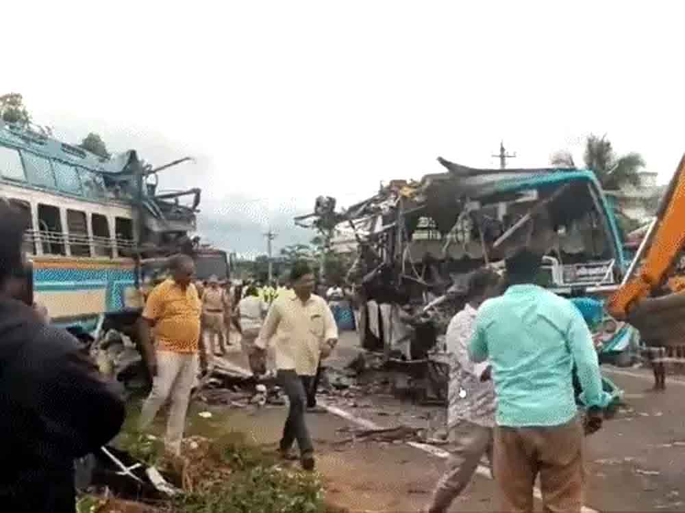 तमिलनाडु में 2 बसों की आमने-सामने टक्कर, 6 की मौत 6 killed in head-on collision between two buses in Tamil Nadu