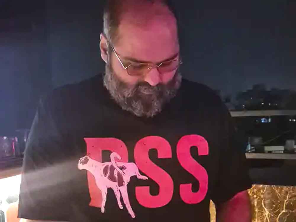 कॉमेडियन कुणाल कामरा की टी-शर्ट पर विवाद:कुत्ते के साथ RSS जैसा शब्द लिखा Controversy erupts over comedian Kunal Kamra's T-shirt, which features a dog and the RSS-like wording.