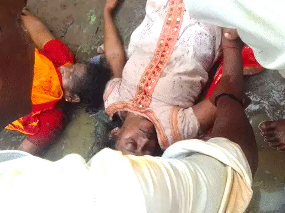 आंध्र प्रदेश के वेंकटेश्वर मंदिर में भगदड़, 10 की मौत 10 killed in stampede at Venkateswara Temple in Andhra Pradesh