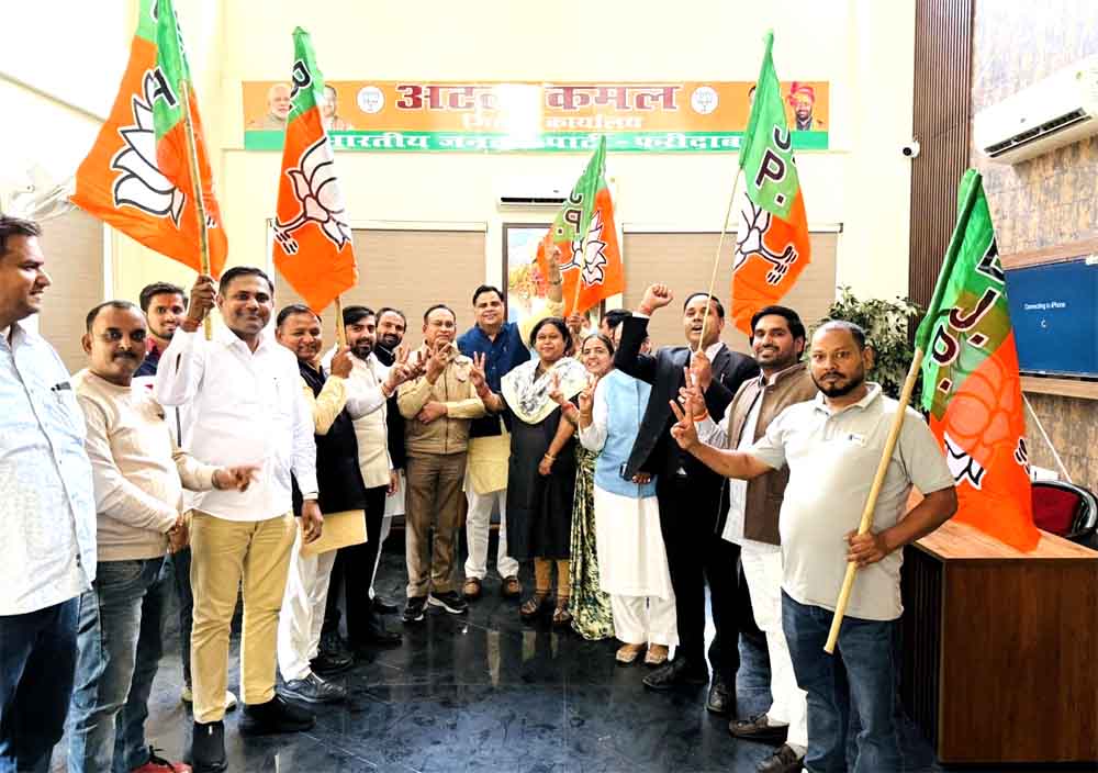 बिहार में NDA की ऐतिहासिक जीत पर भाजपा फ़रीदाबाद कार्यकर्ताओं ने धूमधाम से मनाया जीत का उत्सव BJP Faridabad workers celebrated the victory of NDA with great enthusiasm on its historic victory in Bihar.