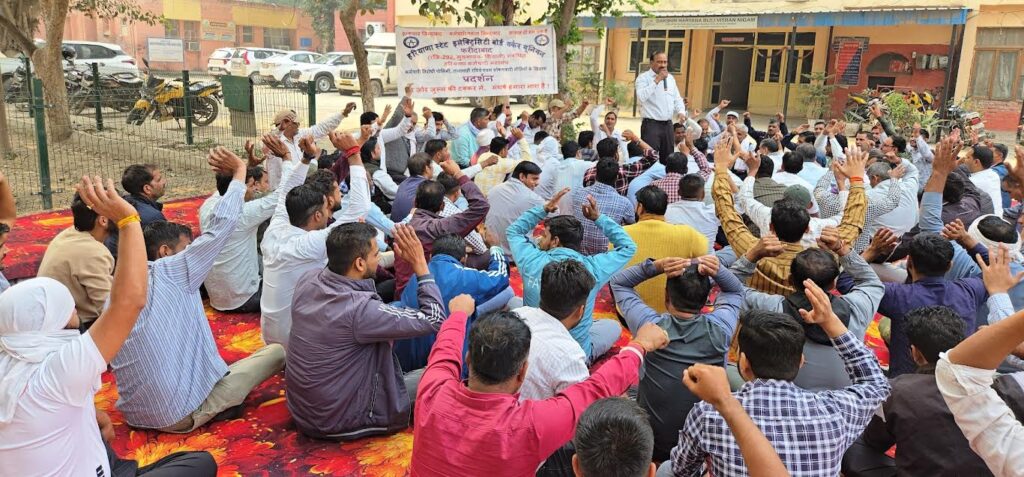 बिजली कर्मचारियों ने अधीक्षण अभियंता के खिलाफ प्रदर्शन Electricity employees protest against the Superintending Engineer