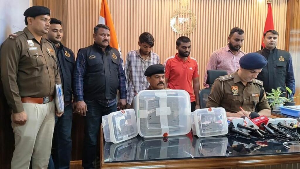 फरीदाबाद पुलिस की बड़ी कार्रवाई, 24 घंटे में 25 लाख की लूट की वारदात को सुलझाया, तीन आरोपी गिरफ्तार Faridabad Police cracks down on Rs 25 lakh robbery within 24 hours, arrests three accused