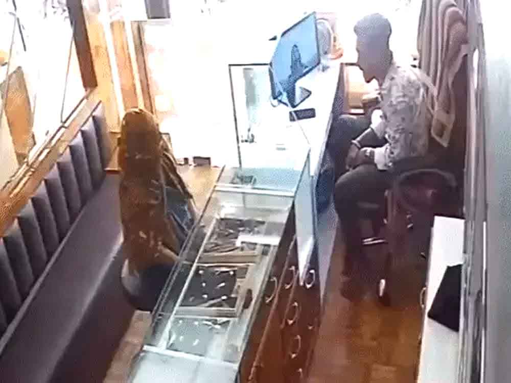 अहमदाबाद- महिला ने दुकानदार की आंखों पर मिर्च पाउडर फेंका Ahmedabad: Woman throws chilli powder in shopkeeper's eyes