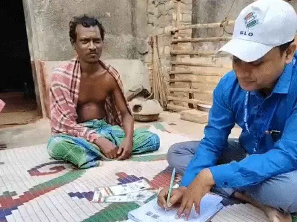 बंगाल में 3 करोड़ से ज्यादा SIR फॉर्म बंटे:एन्क्लेव महिलाओं को नाम गायब होने का खतरा Over 3 crore SIR forms distributed in Bengal: Enclave women face the risk of missing names