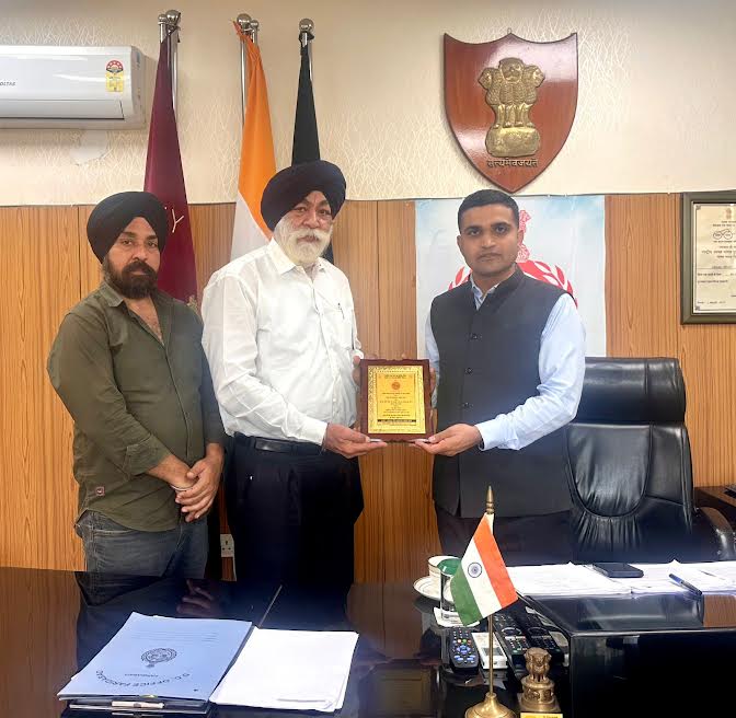 गुरुद्वारा श्री हरकिशन पातशाही साहिब और डीएसजीएमसी ने डीसी विक्रम को गुरु सेवा के लिए किया सम्मानित Gurdwara Shri Harkishan Patshahi Sahib and DSGMC honored DC Vikram for his service to the Guru.