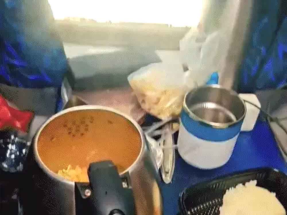 महिला ने ट्रेन में इलेक्ट्रिक केतली में बनाए नूडल्स, 15 लोगों की चाय भी बनाई Woman cooks noodles in electric kettle on train, also makes tea for 15 people