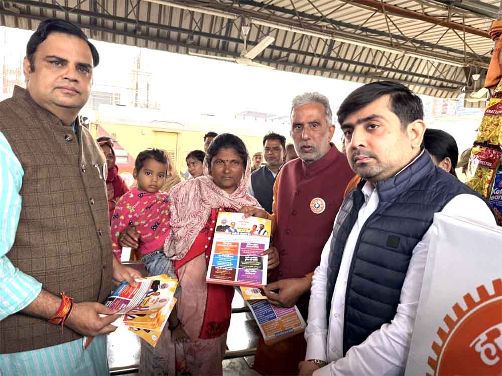 कृष्णपाल गुर्जर के नेतृत्व में भाजपा ने फरीदाबाद रेलवे स्टेशन पर “यात्री संपर्क अभियान” चलाकर दिया स्वदेशी का संदेश Under the leadership of Krishan Pal Gurjar, the BJP launched a "passenger contact campaign" at Faridabad railway station, spreading the message of Swadeshi.