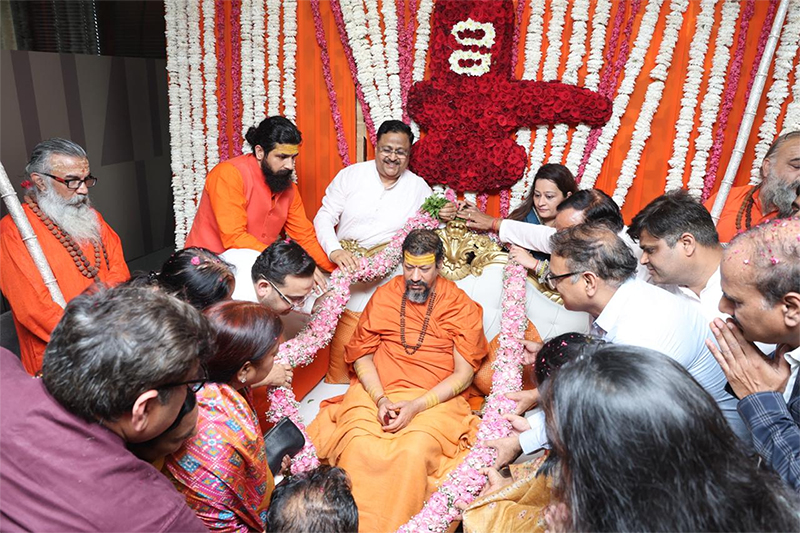 महामंडलेश्वर कैलाशनंद गिरि ने फरीदाबाद के आरपीएस 12th एवेन्यू में की श्रद्धालुओं से भेंट