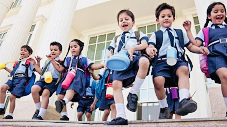 फरीदाबाद में वायु गुणवत्ता के ‘बहुत खराब’ स्तर को देखते हुए प्राथमिक कक्षाओं में ‘हाइब्रिड मोड’ में जारी रहेगी पढ़ाई Given the 'very poor' air quality levels in Faridabad, classes for primary grades will continue in 'hybrid mode'.
