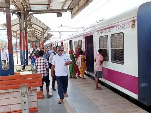 फरीदाबाद में बढ़ा रेल किराया, लोकल ट्रेन भी प्रभावित Rail fares have increased in Faridabad, affecting local trains as well.