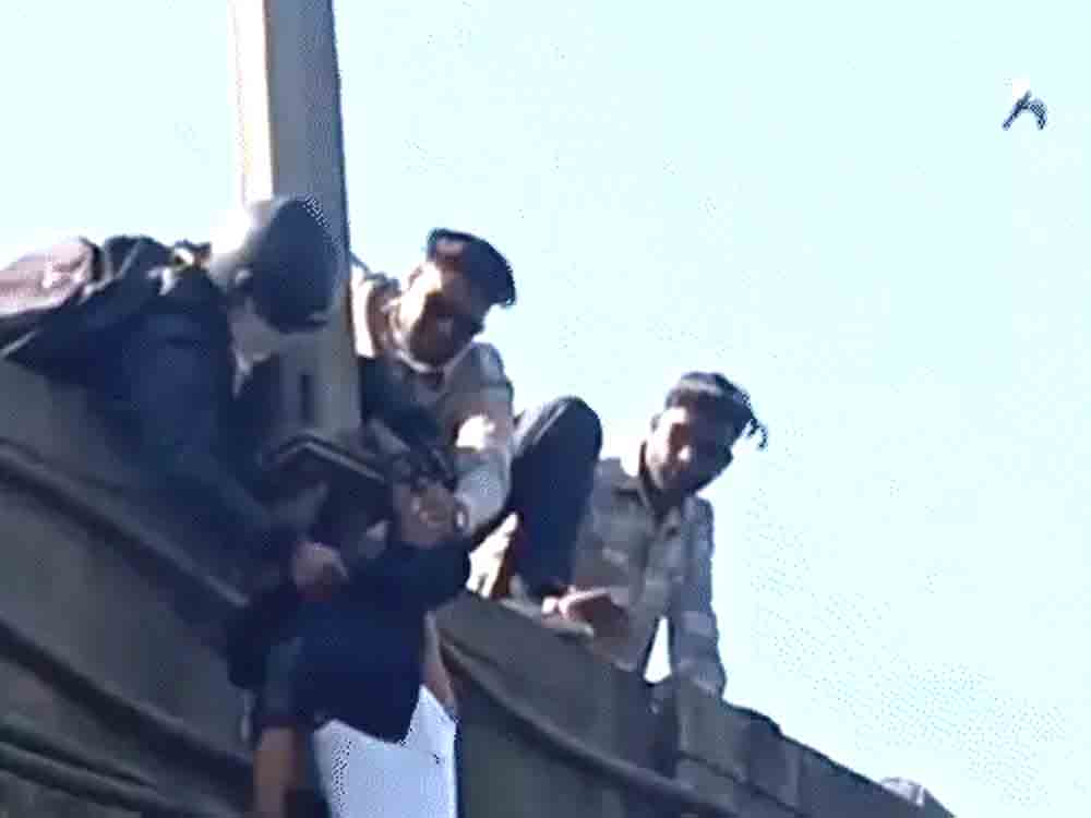 वडोदरा में शर्ट ने बचाई युवक की जान: कार की टक्कर से उछलकर ब्रिज के नीचे गिरा A shirt saved a young man's life in Vadodara: He was thrown from a car collision and fell under a bridge.