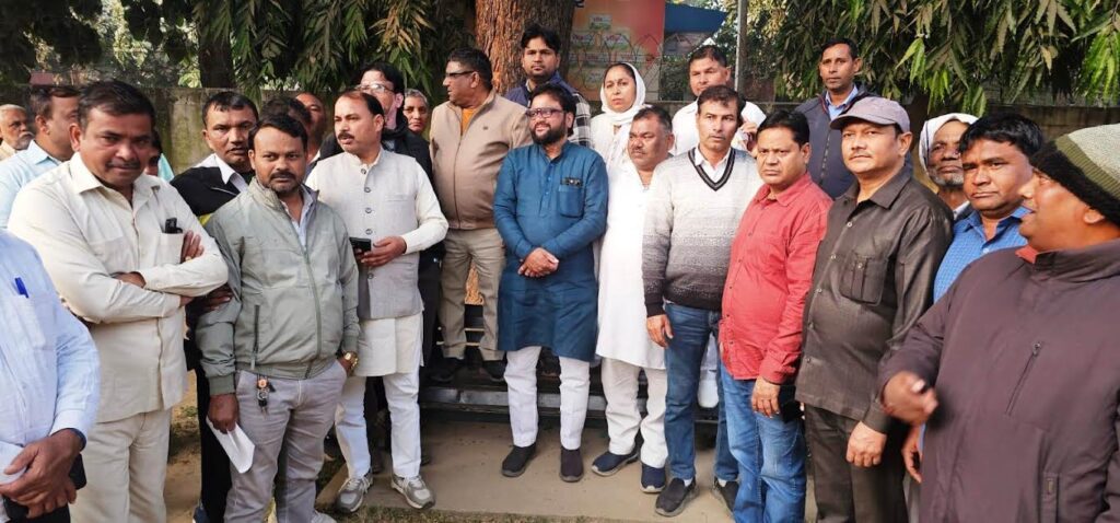 निगम कर्मचारियों ने नगर निगम आयुक्त पर लगाए शोषण के आरोप Corporation employees accuse Municipal Commissioner of exploitation
