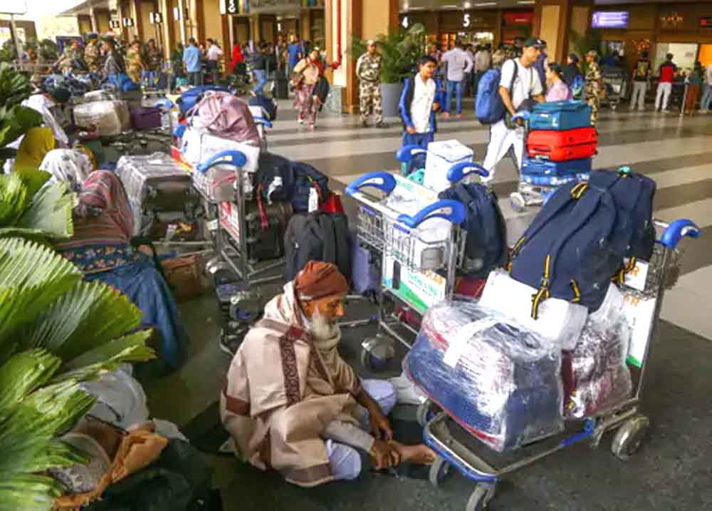 एयरपोर्ट पर यात्रियों में मारपीट, लात-घूंसे चले:कोई रोया Passengers fight at the airport, kick and punch each other; someone cries.