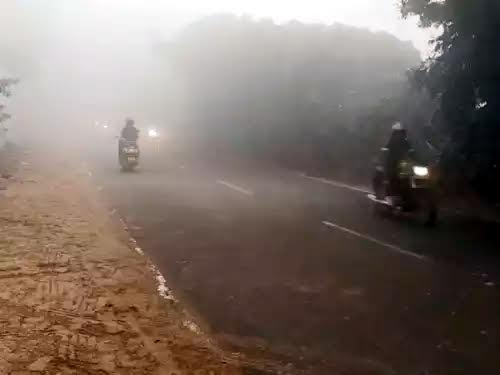 धुंध पडऩे से बढ़ी ठंड, 10 मीटर तक विजिबिलिटी, लोगों को अलाव का सहारा The fog has intensified the cold, reducing visibility to 10 meters; people are resorting to bonfires to keep warm.