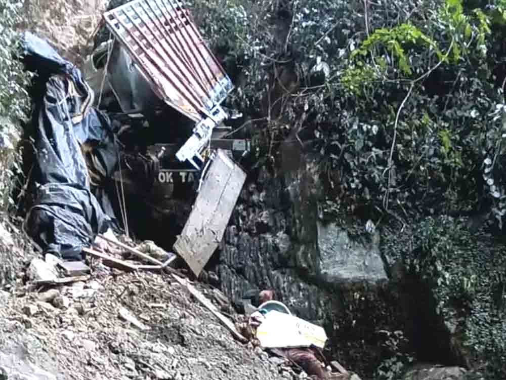 अरुणाचल में ट्रक खाई में गिरा, 21 की मौत:जिंदा बचा एक मजदूर 2 दिनों तक पैदल चलकर आर्मी कैंप पहुंचा Truck falls into gorge in Arunachal Pradesh, 21 killed: One surviving worker walked for two days to reach an army camp.