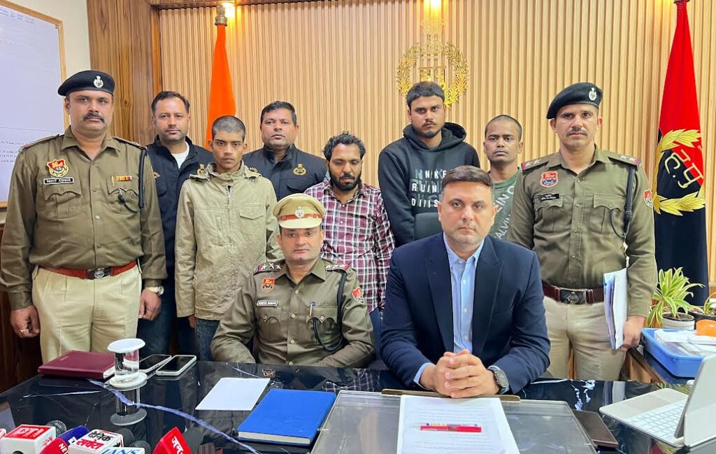 हथियार के बल पर लूट मामले में चार आरोपी गिरफ्तार Four suspects arrested in armed robbery case.