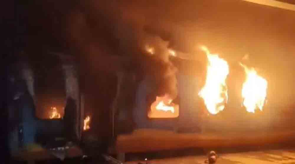 आंध्र प्रदेश में टाटानगर-एर्नाकुलम एक्सप्रेस में आग, 1 की मौत A fire broke out in the Tatanagar-Ernakulam Express train in Andhra Pradesh, killing one person.