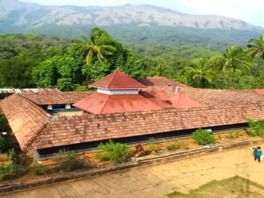 सुप्रीम कोर्ट बोला- मंदिर का चढ़ावा भगवान की संपत्ति:बैंक इसे लौटाए Supreme Court says temple offerings are God's property; banks should return them