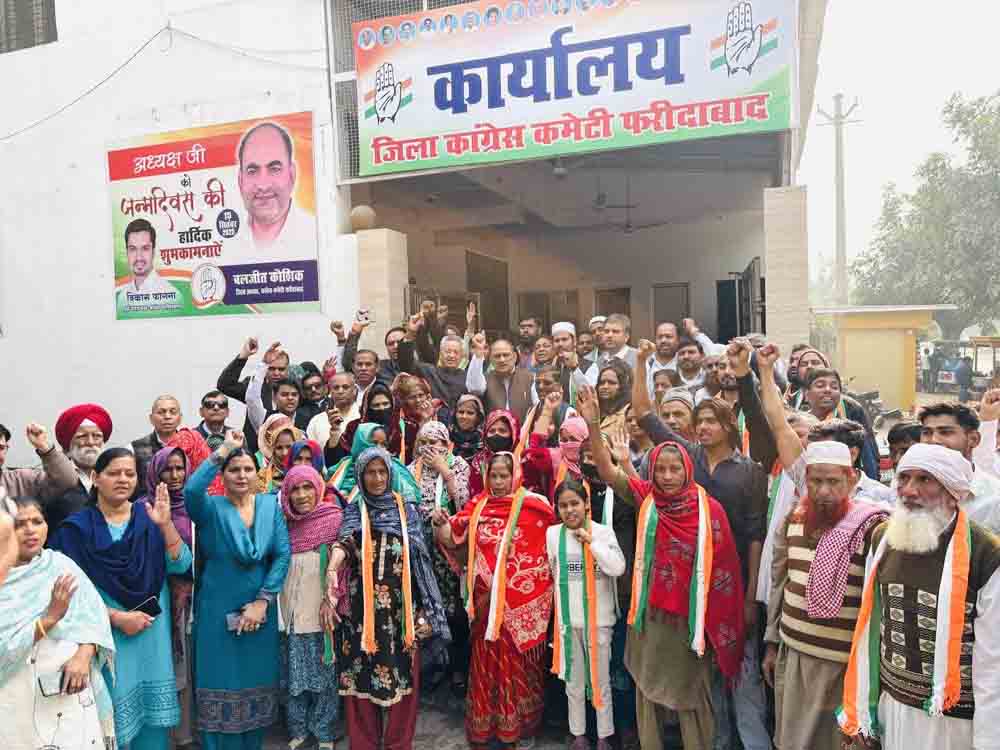 बडख़ल गांव के सैकड़ों लोगों ने कांग्रेस का दामन थामा Hundreds of people from Badkhal village joined the Congress party.