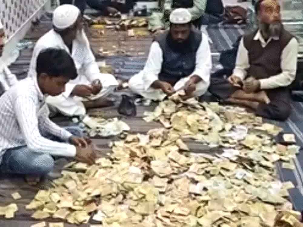 बाबरी जैसी मस्जिद के लिए 11 पेटी चंदा मिला:नोट गिनने की मशीन बुलाई 11 boxes of donations received for a mosque like the Babri Masjid: A note-counting machine was called in.