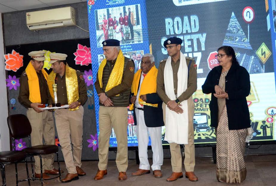 सडक़ सुरक्षा पर तृतीय चरण प्रश्नोत्तरी प्रतियोगिता 2025-26 का सफल आयोजन The third phase of the road safety quiz competition 2025-26 was successfully organized.