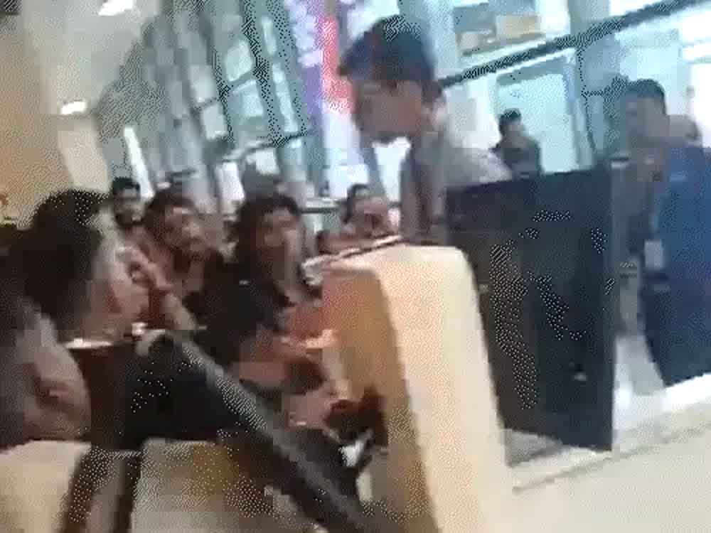 देश के कई एयरपोर्ट पर चेक-इन सिस्टम में दिक्कत:बेंगलुरु में 42 फ्लाइट कैंसिल Check-in system issues at several airports across the country: 42 flights cancelled in Bengaluru