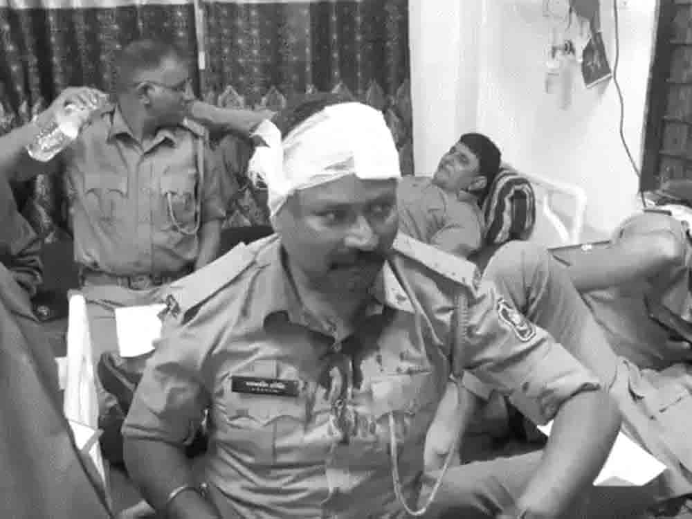 बनासकांठा में पुलिस-फॉरेस्ट टीम पर हमला, 47 लोग घायल Police and forest department team attacked in Banaskantha, 47 people injured.