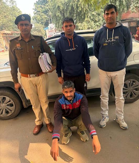 मुंबई क्राइम ब्रांच का कर्मचारी बनकर 3 लाख की ठगी, खाताधारक गिरफ्तार A man posing as a Mumbai Crime Branch employee defrauded someone of Rs. 3 lakh; the account holder has been arrested.