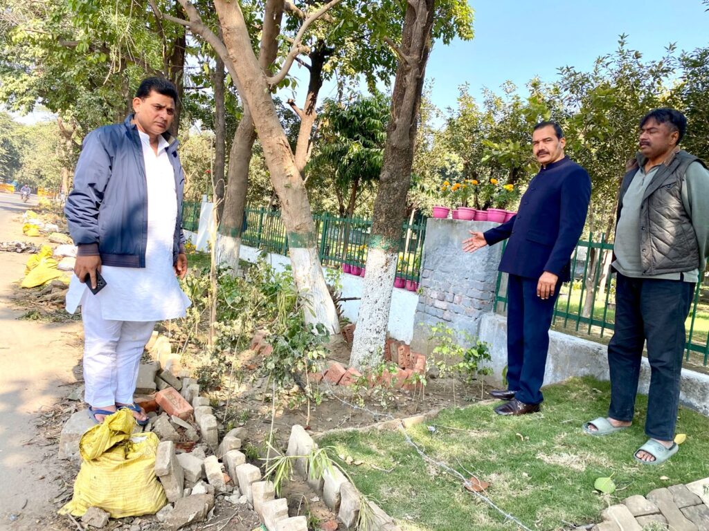 The road from Block D to Sector 10 Park Hospital is being renovated and beautified.