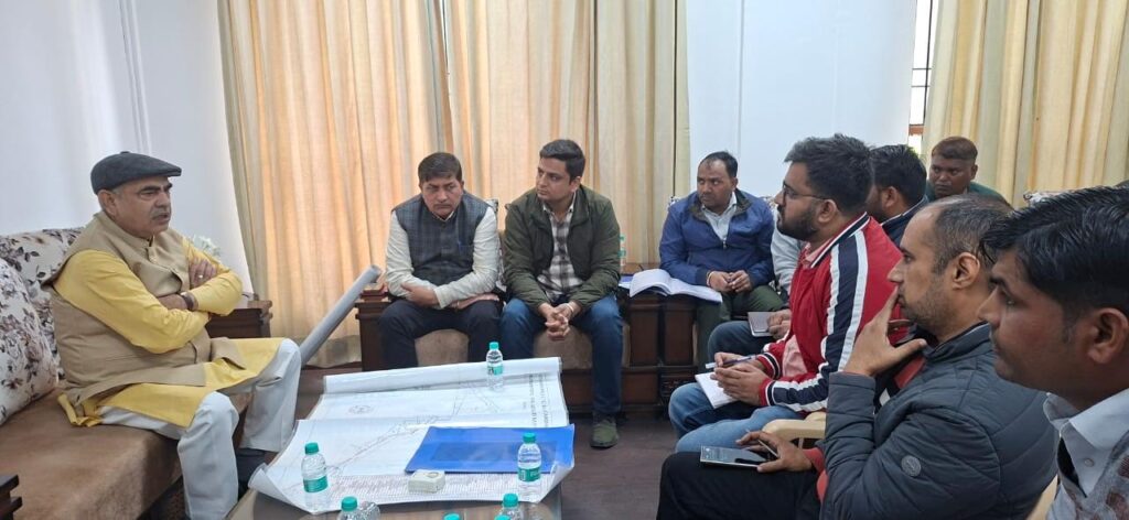 MLA Moolchand takes a strong stance on the problems caused by the construction of the elevated bridge, directing that sewer and water lines be completed within 15 days.