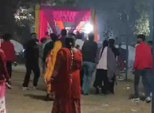 सगाई में डीजे विवाद बना खूनी संघर्ष, सगाई समारोह में लाठी-डंडों से लैस 15-20 युवकों ने किया हमला A DJ dispute at an engagement ceremony escalated into a bloody clash; 15-20 youths armed with sticks attacked the engagement ceremony.