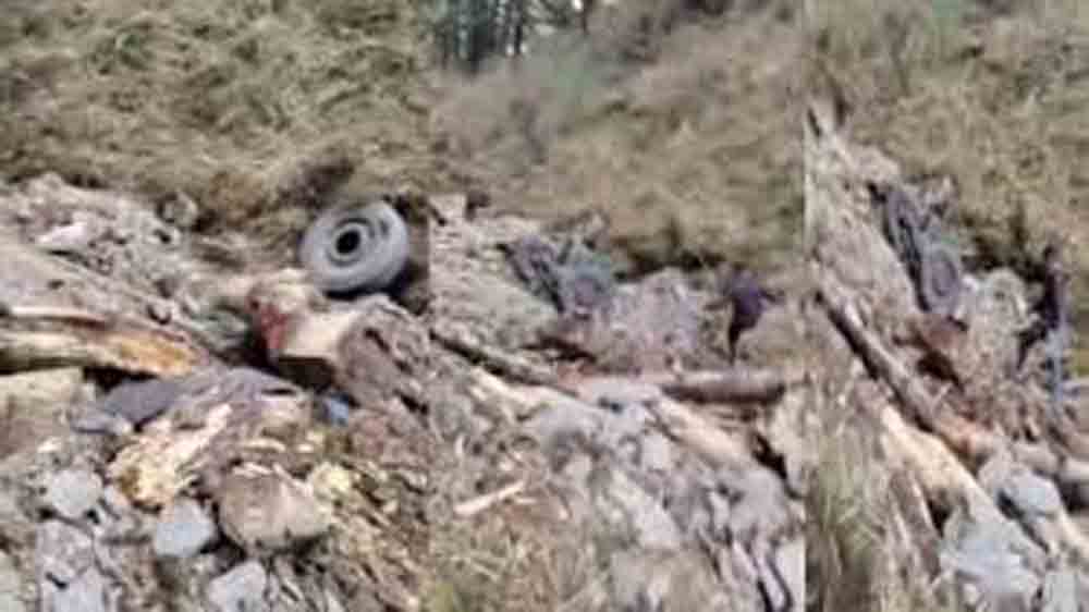 जम्मू में सेना की गाड़ी 400-फीट गहरी खाई में गिरी An army vehicle fell into a 400-foot-deep gorge in Jammu.