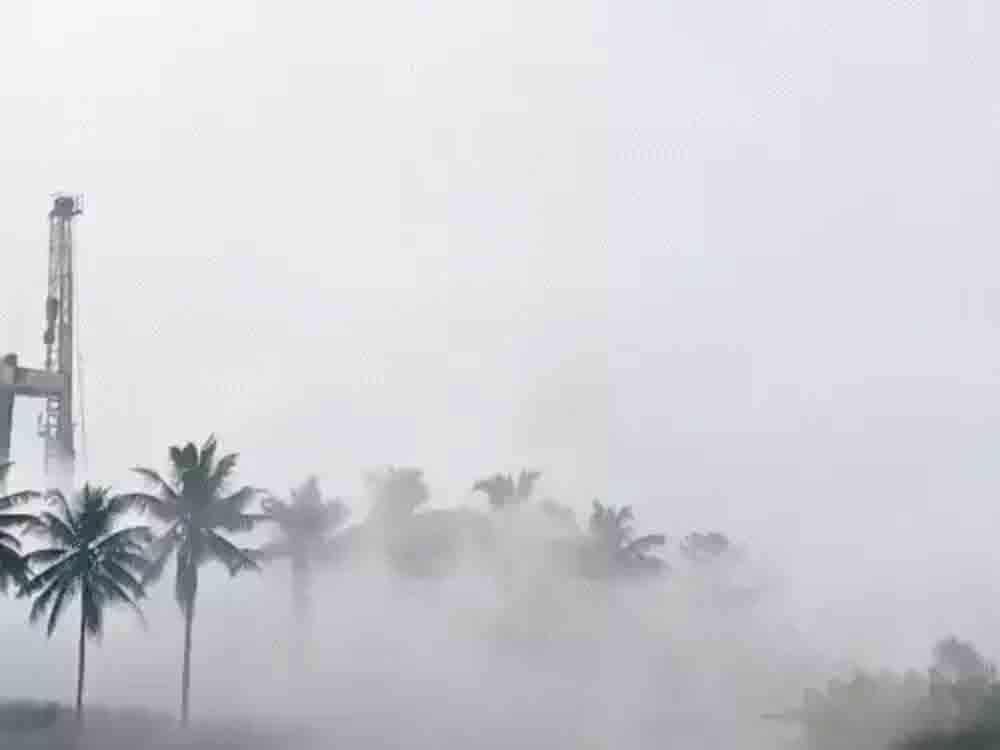 आंध्र प्रदेश में ONGC के तेल कुएं से गैस रिसाव:ब्लास्ट के साथ आग भी लगी Gas leak from ONGC oil well in Andhra Pradesh: Blast followed by fire.