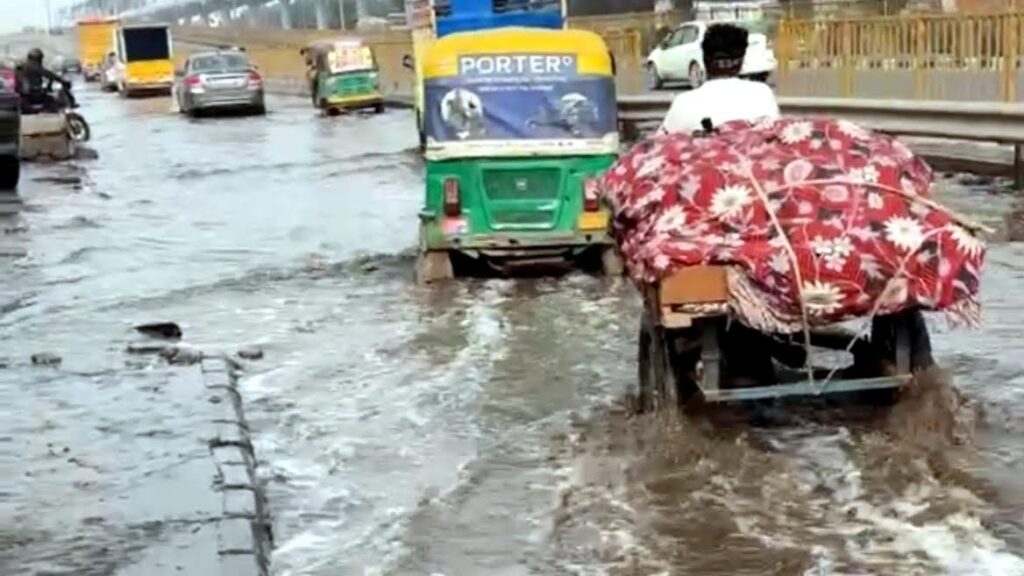 The service road of the Delhi-Mathura highway is submerged in sewage water, and the administration remains silent.