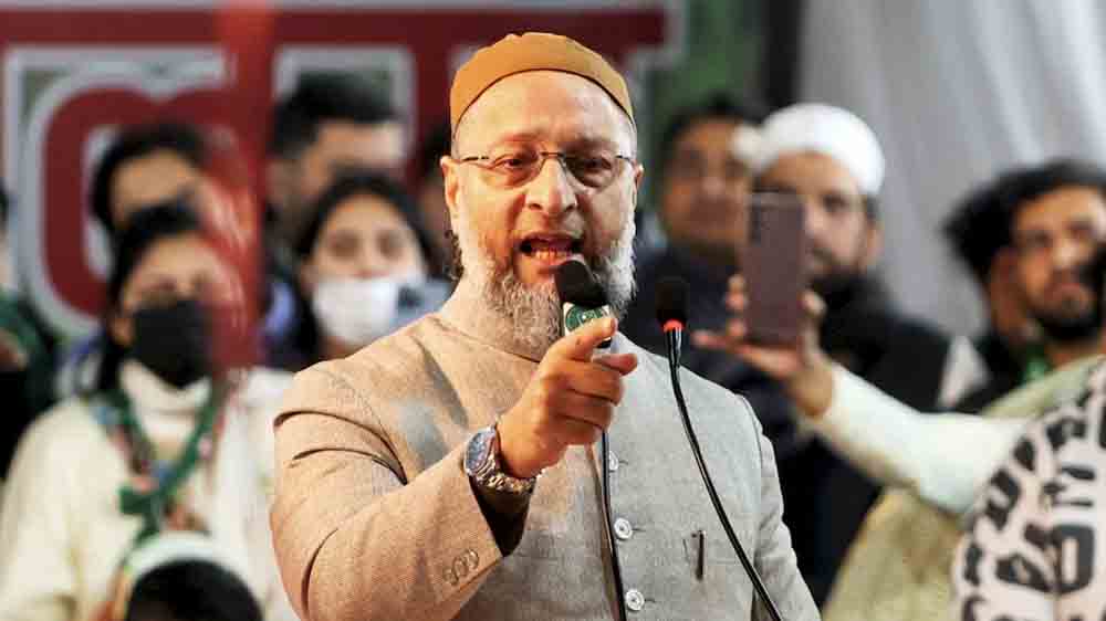 ओवैसी बोले-असम सीएम के दिमाग में ट्यूबलाइट है:उनको संविधान की समझ नहीं है Owaisi said, "The Assam CM has a tube light in his brain; he doesn't understand the Constitution."