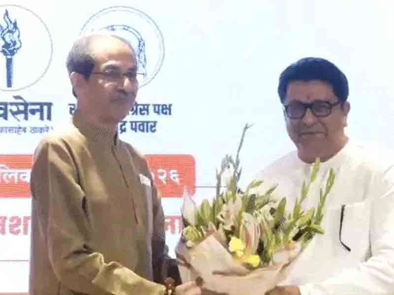 उद्धव बोले- बीजेपी वोट चुराने के बाद उम्मीदवार चुरा रही Uddhav said: After stealing votes, the BJP is now stealing candidates.