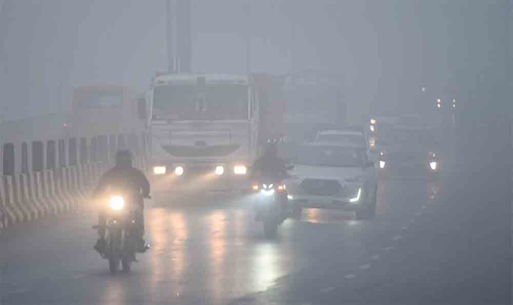 यूपी में कोहरे में 40 गाड़ियां टकराईं, 7 की मौत:श्रीनगर में पारा -4°C पहुंचा In Uttar Pradesh, 40 vehicles collided in the fog, killing 7 people; the temperature in Srinagar dropped to -4°C.
