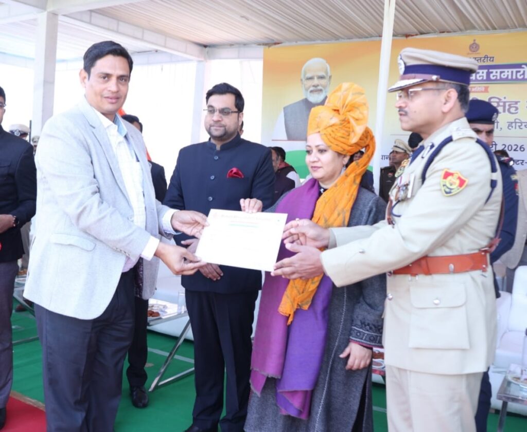 Social worker Vimal Khandelwal honored by the district administration in the Republic Day celebrations.