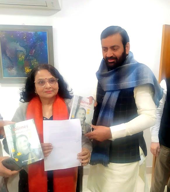 डा. प्रीता पंवार ने भेंट की मुख्यमंत्री को अपनी पुस्तक Dr. Preeta Panwar presented her book to the Chief Minister.