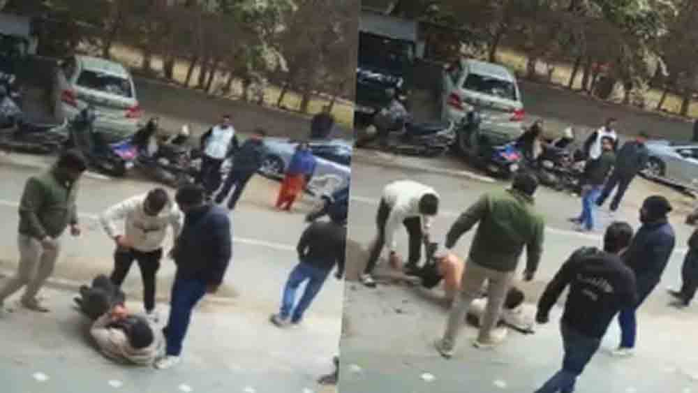 दिल्ली में बीच सड़क पैंट उतारकर युवक को पीटा, घर से घसीटकर ले गए In Delhi, a young man was beaten in the middle of the street after his pants were pulled down; he was dragged out of his house.