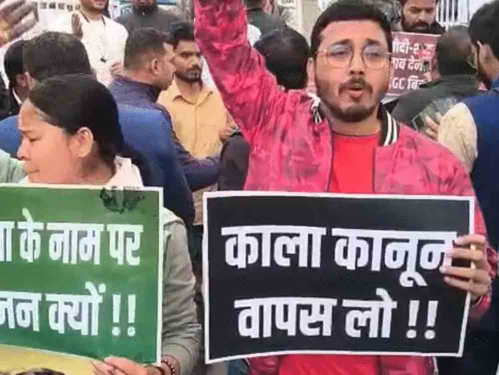 देशभर में UGC के नए नियमों का विरोध:UP में सवर्ण युवकों ने मुंडन कराया Nationwide protests against new UGC rules: Upper caste youths shave their heads in UP