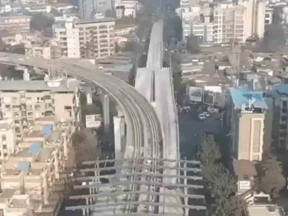 मुंबई में फ्लाई ओवर 4-लेन से 2-लेन हुआ:सोशल मीडिया पर डिजाइन का मजाक बना Mumbai flyover reduced from 4-lane to 2-lane: Design mocked on social media