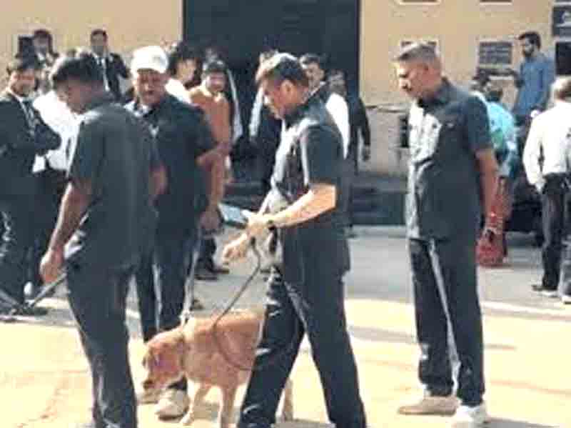 गुजरात-कर्नाटक में 7 कोर्ट को बम से उड़ाने की धमकी Threats received to bomb 7 courts in Gujarat and Karnataka.