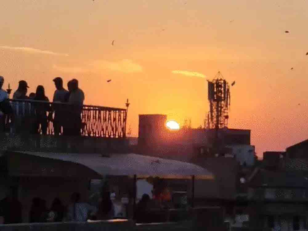 मकर संक्रांति पर पतंगबाजी के लिए छतें किराए पर:अहमदाबाद में छतों का किराया 20 हजार से डेढ़ लाख रुपए तक Rooftops for rent for kite flying on Makar Sankranti: In Ahmedabad, rooftop rentals range from 20,000 to 150,000 rupees.