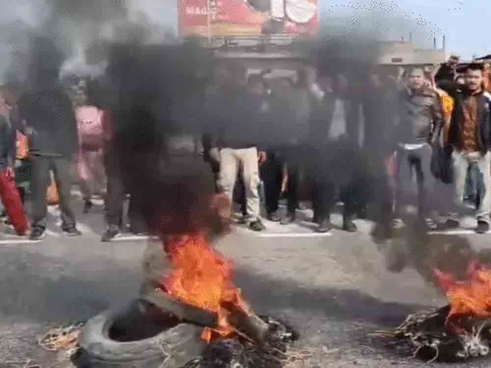असम में भीड़ ने घरों-चौकी में आग लगाई, हाइवे जाम:कोकराझार में इंटरनेट बंद In Assam, mobs set fire to houses and police outposts, blocking highways; internet services suspended in Kokrajhar.