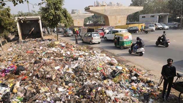 खुले में कचरा फेंकना हुआ अपराध, पहली बार पांच से 25,000 तक जुर्माना Dumping garbage in the open is now a crime, punishable with a fine of 5,000 to 25,000 rupees for the first offense.