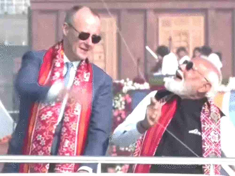 मोदी जर्मन चांसलर से मिले, साथ मिलकर पतंग उड़ाई:पीएम ने कहा- भारत-जर्मनी करीबी सहयोगी Modi met with the German Chancellor and they flew kites together: PM said India and Germany are close partners.